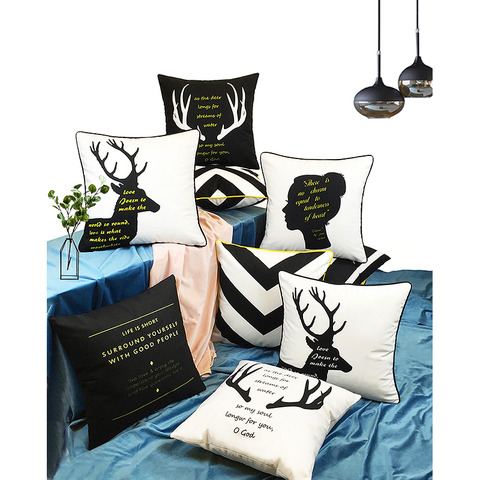 鹿の角と英文のクッションカバー2