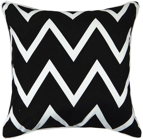 波線模様のクッションカバー黒2