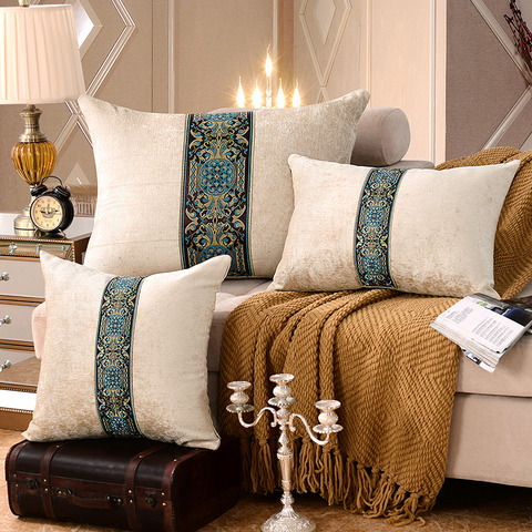 中央がエレガントなクッションカバー