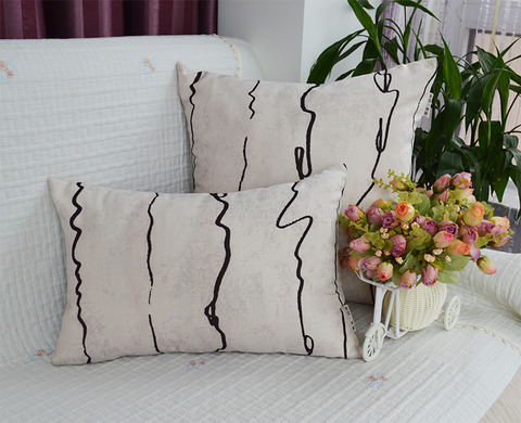 モダンな流線クッションカバー白。白いソファーにもマッチング。2