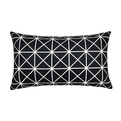 黒地に白い線のクッションカバー