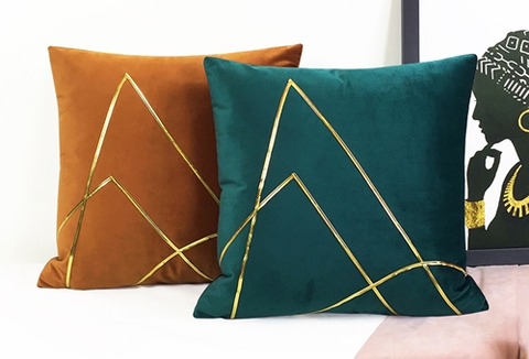 山を彷彿させる金色線クッションカバー1