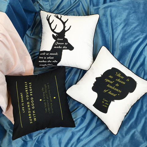 金色文字の黒いクッションカバー2