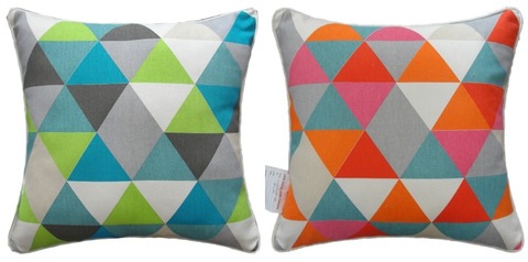 三角形のポップな幾何学柄のクッションカバー2