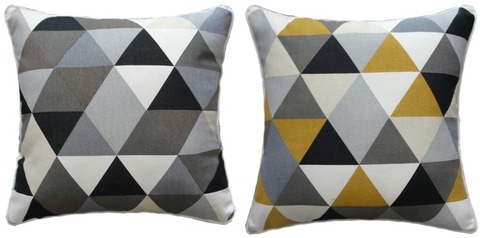 三角形のポップな幾何学柄のクッションカバー