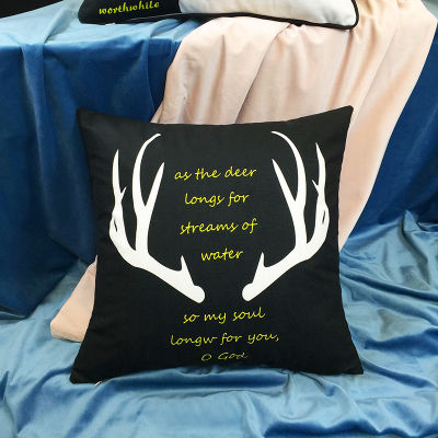 鹿の角と英文のクッションカバー