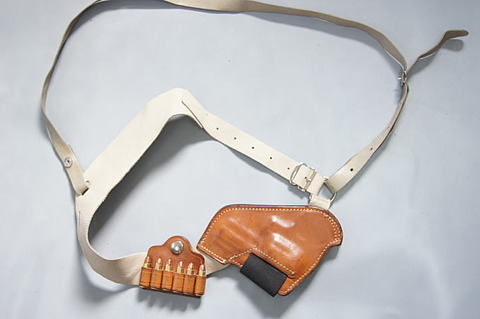 大追跡」新田主任のアップサイドダウンショルダー : 昭和刑事銃