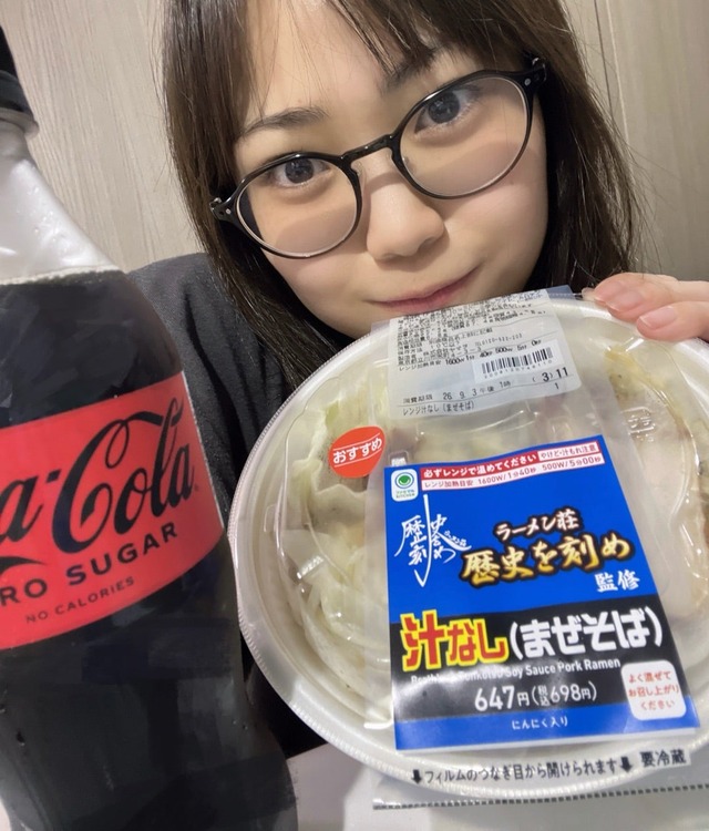 【Juice=Juice】工藤由愛が「エネルギーチャージしないとですね」と汁無し二郎系ラーメンとコーラ爆食い