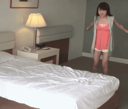 Девушка прыгает на кровати. Девушка прыгает на кровати гифка. В кровати гиф. Прыгает в кровать гиф. Прыгает на спящем брате