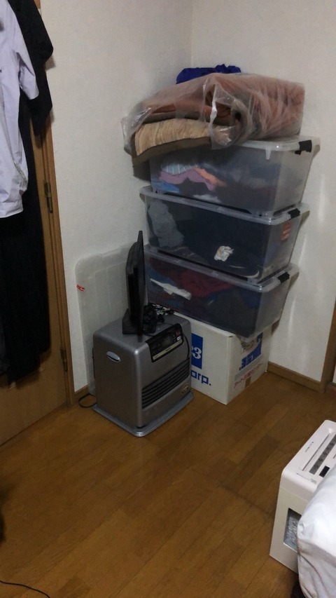 部屋公開 収納のない部屋でようやく衣類と布団の収納への解答を見つけました ミニマリストあおのブログ 部屋公開 収納のない部屋でようやく衣類と布団の収納への解答を見つけました ミニマリストあおのブログ