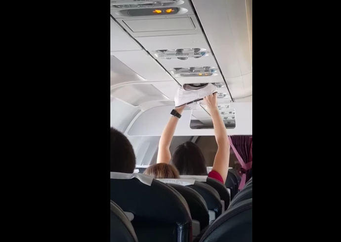 【激写】 女性が飛行機内でお漏らし → その場でパンティを乾かす事案発生・・・