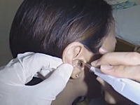 スッキリ。女性の耳からとんでもないサイズの耳垢がとれた動画。