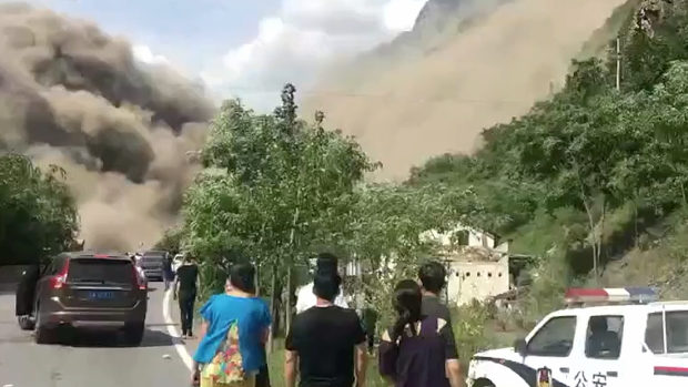 【動画】中国、 四川省でまた大規模な山崩れが発生！付近の観光客は必死に逃げる！ [海外]