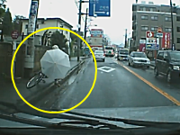 これはKOEEEEE！w(ﾟoﾟ)w傘さし運転の自転車が車道に倒れこんできた所をギリギリで回避！