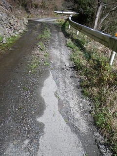 荒れた道路