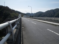 弥栄ダムの上の道路