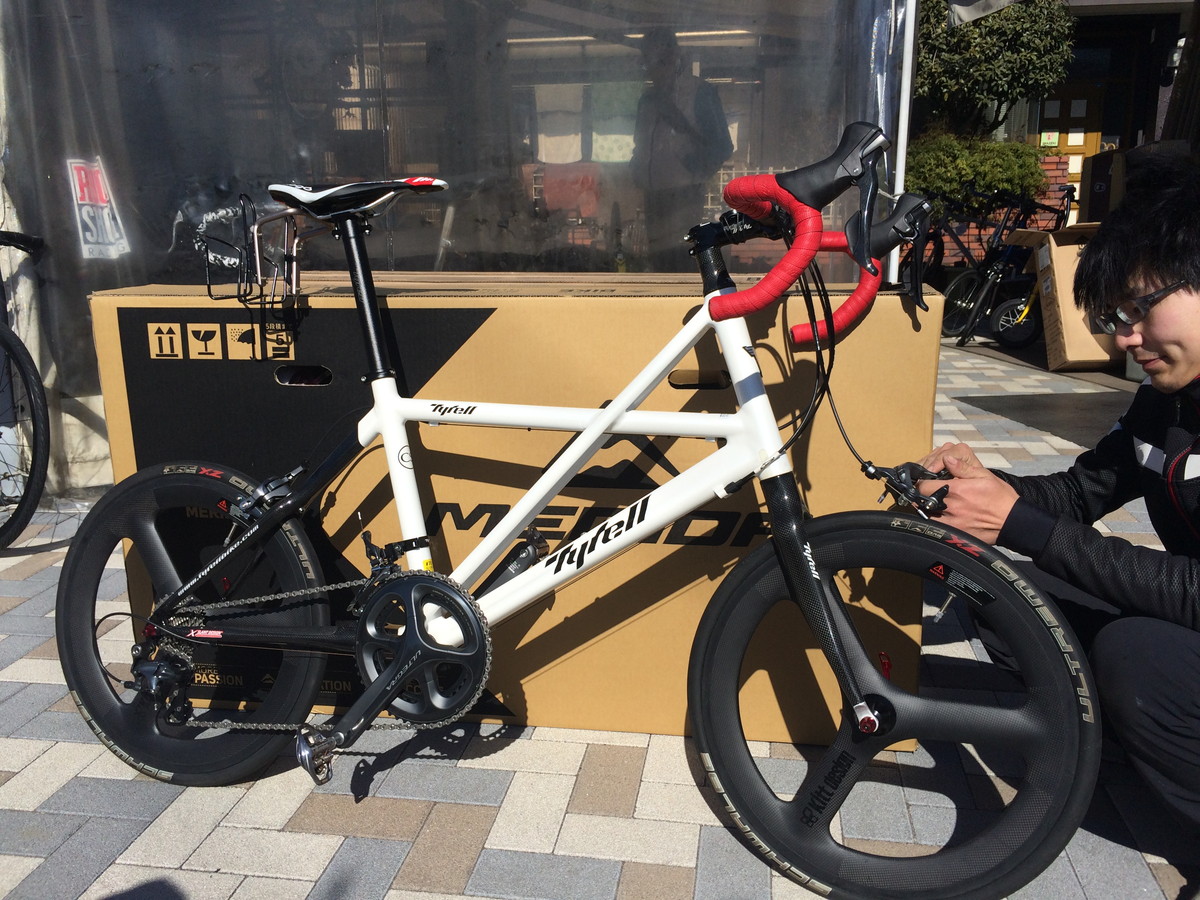kitt design のカーボンバトンホイール、「Carbon Tri-Spoke kitt design のカーボンバトンホイール、「Carbon Tri-Spoke