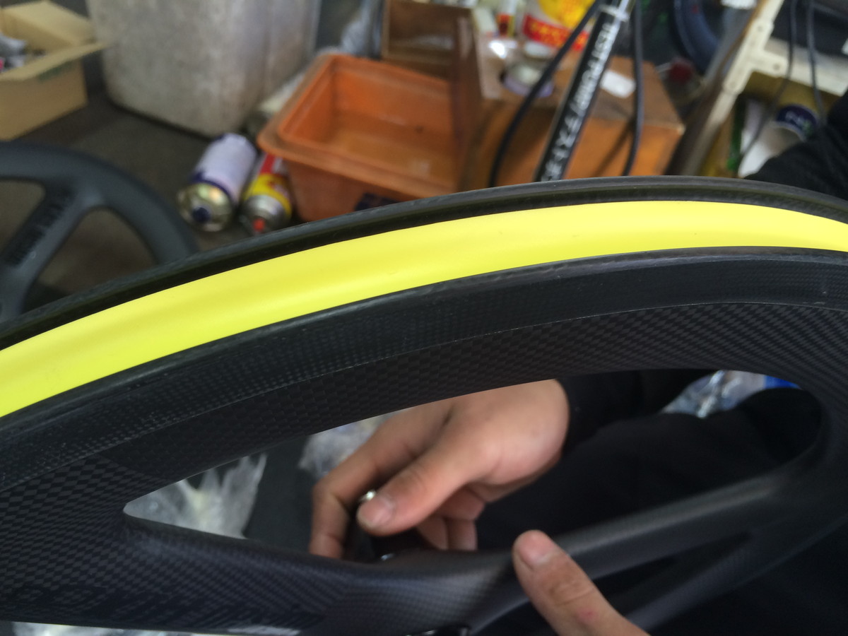 kitt design のカーボンバトンホイール、「Carbon Tri-Spoke Wheel Set」をひと目見て、僕は恋に落ちた