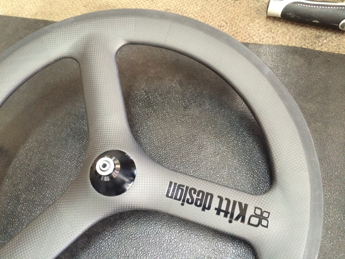 kitt design のカーボンバトンホイール、「Carbon Tri-Spoke kitt design のカーボンバトンホイール、「Carbon Tri-Spoke