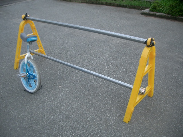 一輪車購入しました 練習開始です 一輪車の練習にピッタリなものを作りました 変な乗り方も直るかな