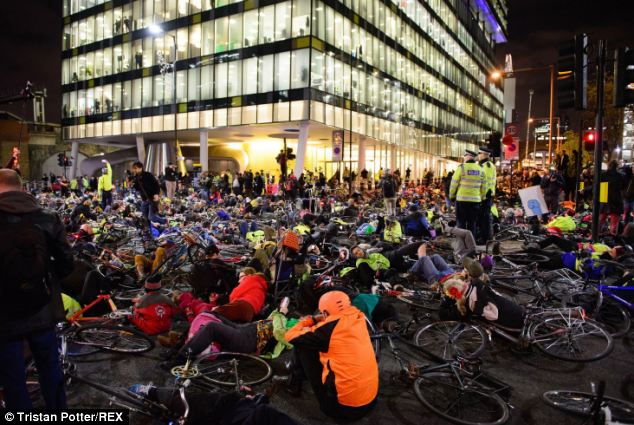 'Die-in'in London, www.dailymail.co.uk