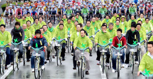 李大統領「自転車、5年以内に世界3位目指す」/手前中央が李大統領