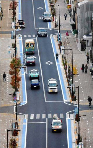 青い道路は自転車専用