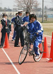 自転車でケータイ