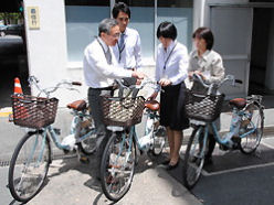 電動自転車、CO2の削減で職員に貸し出し