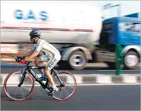 電車に勝利した自転車男