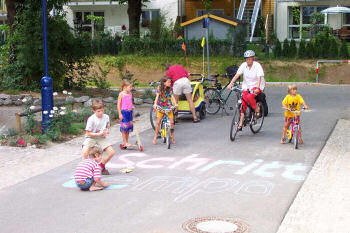 道路では子供たちが遊ぶ