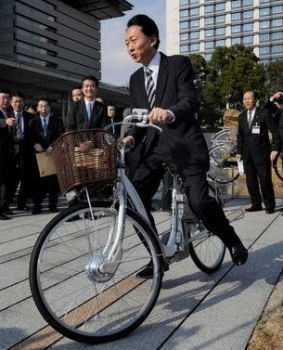 首相官邸で電動自転車に乗る鳩山首相