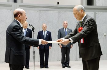 舛添要一氏:都選管から当選証書