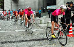 大学の自転車部、交通ルールの模範に