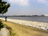 川沿いは風が通りやすい