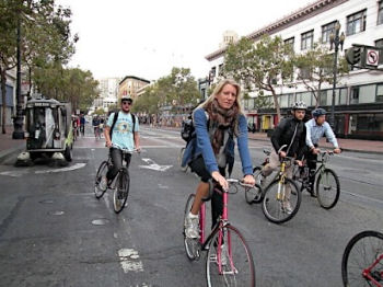 自転車の普及促進で知られるサンフランシスコ市で自転車を通勤の足に選ぶビジネスマンが増えている。市は今後３年間で専用レーンの６割強延伸を柱とする関連施策を推進する（９月１５日撮影、米サンフランシスコ／時事通信）