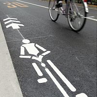 自転車はこちら…車道にナビマーク塗装始まる