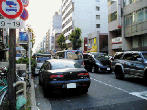 違法駐車で走りにくい