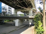 高架下で一般道とも立体交差している自転車道
