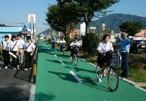 歩いて安心 自転車道完成