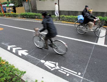車道の隅に自転車通行マーク 警視庁が考案