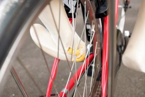 ­������