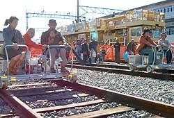 線路でサイクリング