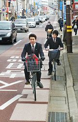 「自転車走行指導帯」を本格導入
