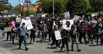 黒人男性殺害抗議デモ