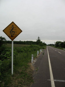 メロディーロードを示す標識 Photo by shidax,licensed under the Creative Commons Attribution ShareAlike 3.0 Unported.