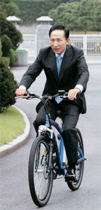 李明博大統領「自転車通勤したい」