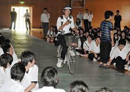 スマホ使い自転車危険