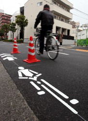 自転車ナビマーク:路上に表示 東京メトロ西葛西駅周辺、警視庁が検証