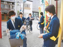 地元高校生らが通学者に呼び掛け